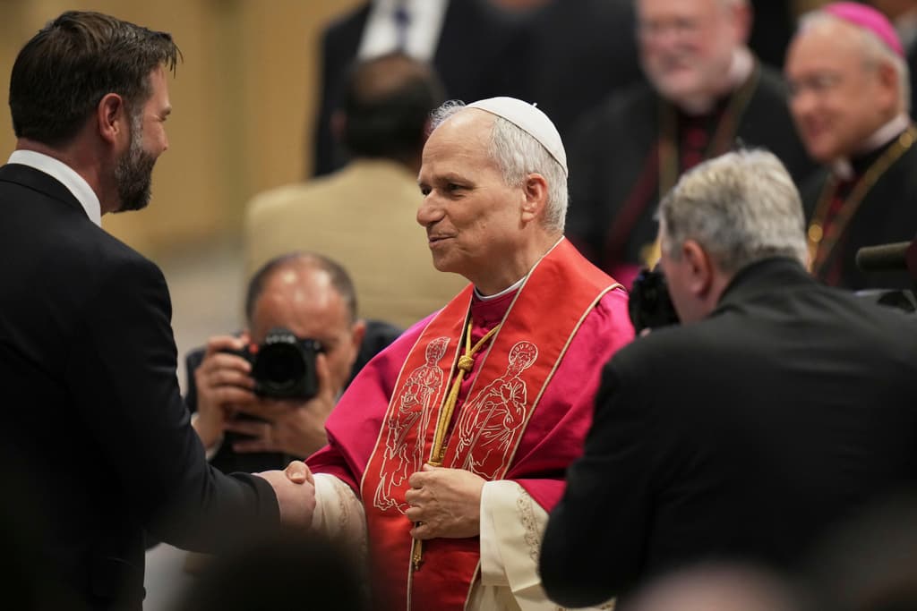 El papa León XIV saluda al vicepresidente de Estados Unidos, JD Vance, tras el inicio formal de su pontificado el domingo.