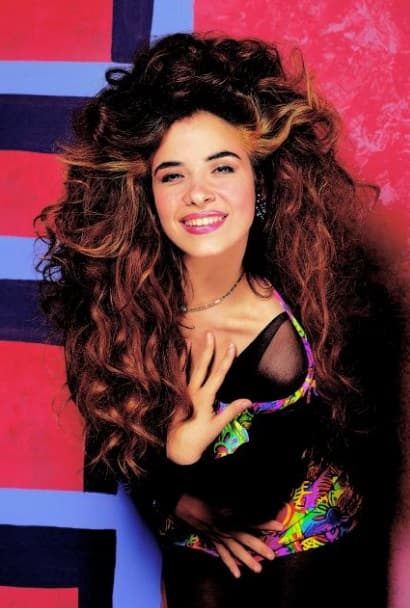 Tras ser una de las cantantes más exitosas de la década de los 90, la carrera de Gloria Trevi se vio opacada por el escándalo que vivió a principios del año 2000, cuando fue apresada y encarcelada en Brasil, acusada de corrupción y rapto de menores, entre otros delitos.