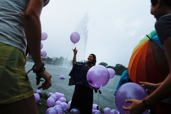 Y por la tarde, fueron los voluntarios de una ONG quienes alistaron todo para lanzar globos como un símbolo de conmemoración a las víctimas.