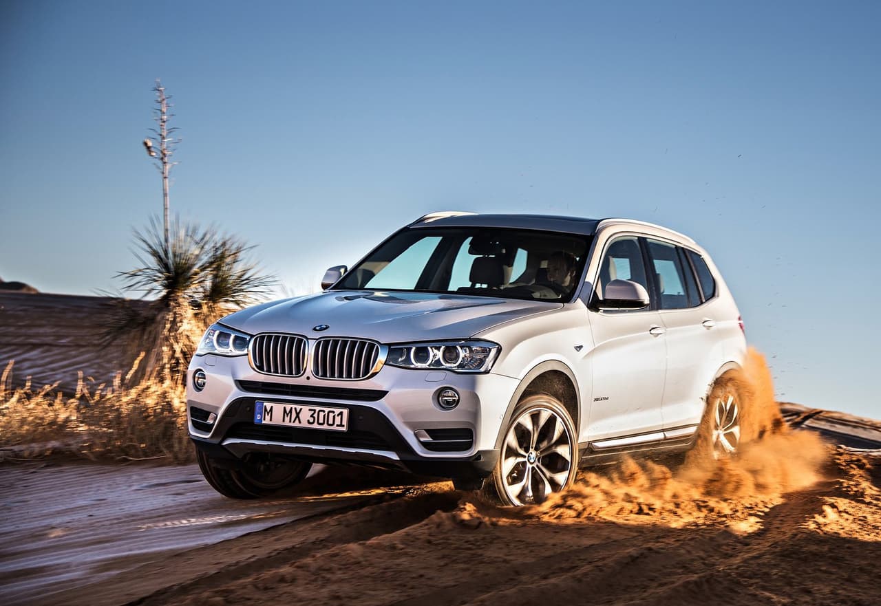 Antes de disputar la Copa del Mundo Brasil 2014, James pasó un tiempo en su país y allí se lo vio conduciendo una 
<b>BMW X3</b>. El futbolista dijo que si bien es un amante de los vehículos deportivos, trasladarse en una SUV es una respuesta a sus necesidades. "Ocurre que ya tengo una hija", indicando que en ciertos momentos ya no le resulta cómodo subirse, por ejemplo, al Aventator de sus deseos.