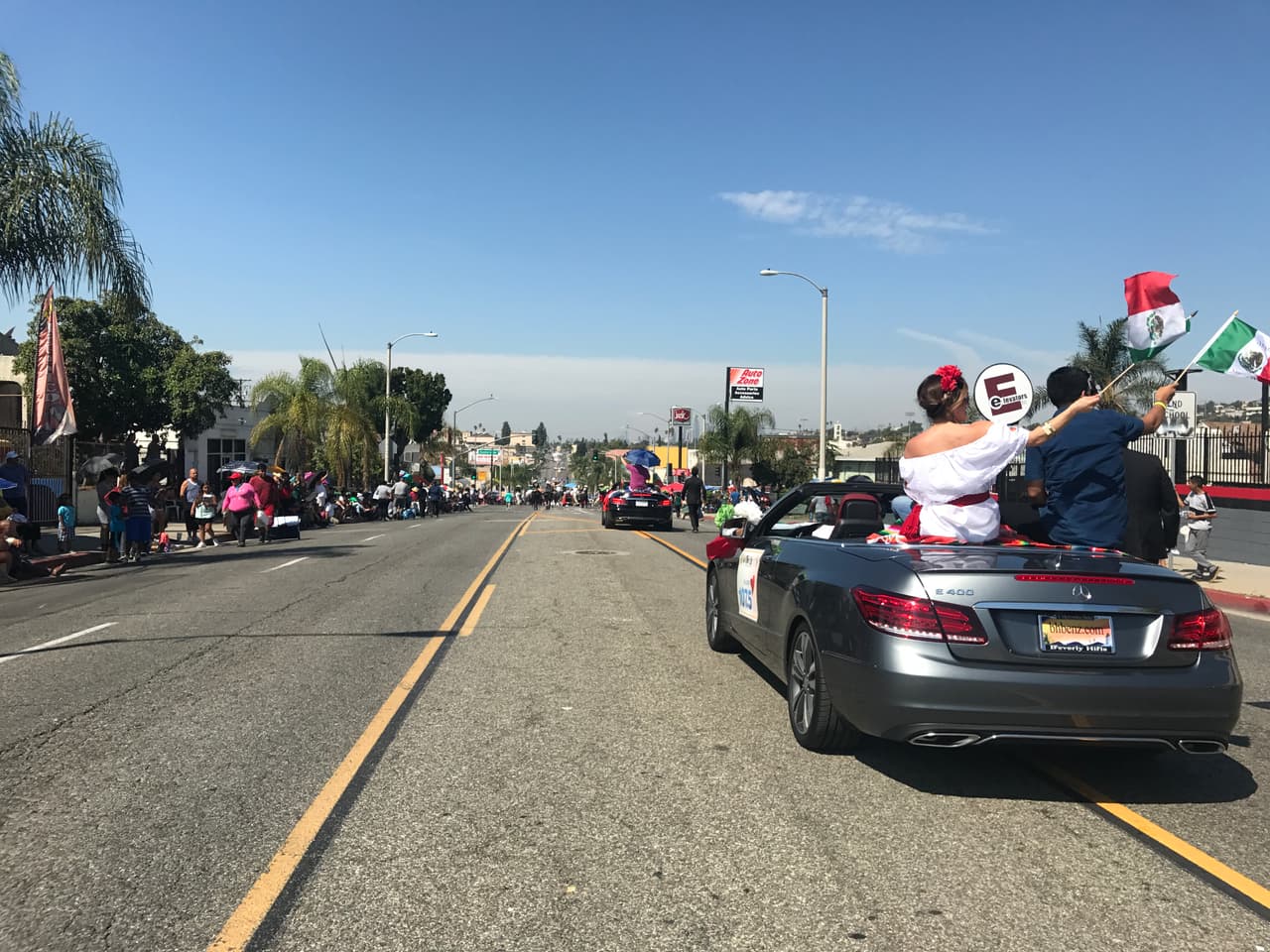 Erika Reyna acompañó a otros locutores y talentos de Univision durante una caravana para celebrar las 'Fiestas Patrias' en el sur de California.