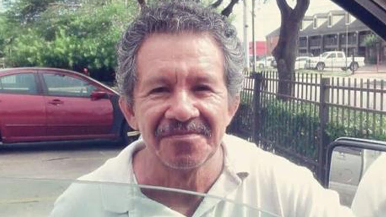 Otra de las muertes por ataques de perros fue la de 
<a href="https://www.univision.com/local/houston-kxln/freddy-garcia-ataque-de-perros-muertes-houston-fort-bend-1" target="_blank">Freddy García</a>, de 71 años, quien se dirigía a una tienda ceca de su casa en el condado Fort Bend cuando una manada de siete perros pitbulls lo siguió y lo mordieron.