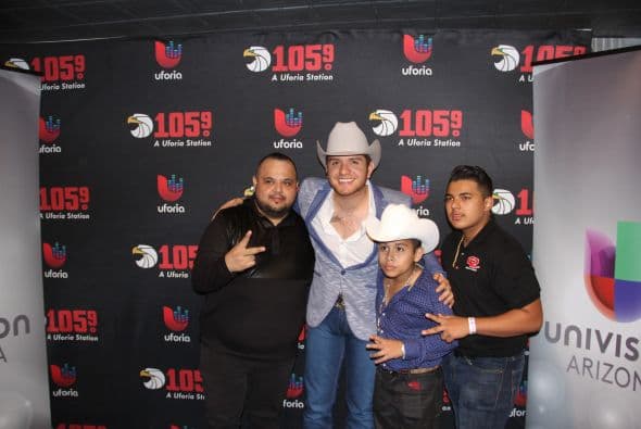 El Dasa no solo deleitó a sus fans con su voz y carisma, también compartió con ellos tomándose fotos antes del concierto. 