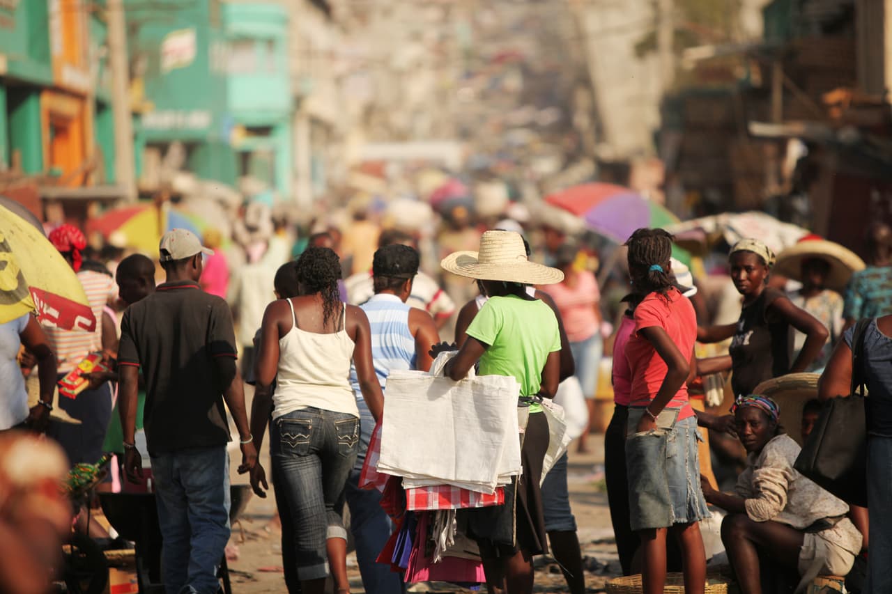 <h3 class="cms-H3-H3">Haití</h3>
<br>
<br>El país, que 
<a href="https://www.univision.com/temas/terremoto-en-haiti">sufrió un terremoto</a> de 7.2 en la escala Richter el pasado 14 de agosto y es también la nación más pobre de América, 
<a href="https://wwwnc.cdc.gov/travel/noticescovid19" target="_blank">es uno de los seis nuevos destinos</a> que los CDC han situado en la categoría 4, que indica mayor riesgo de contagio de covid-19. 
<a href="https://www.cdc.gov/coronavirus/2019-ncov/travelers/map-and-travel-notices.html" target="_blank">El listado entero se puede encontrar aquí</a>. 
<br>