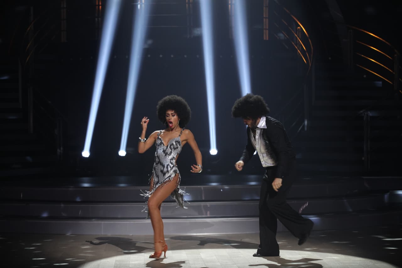 La peluca era su accesorio para bailar “September” de Earth, Wind & Fire. En esta gala sí debió regresar al escenario para librarse de la nominación a eliminación, volvió para bailar a ritmo de cumbia.