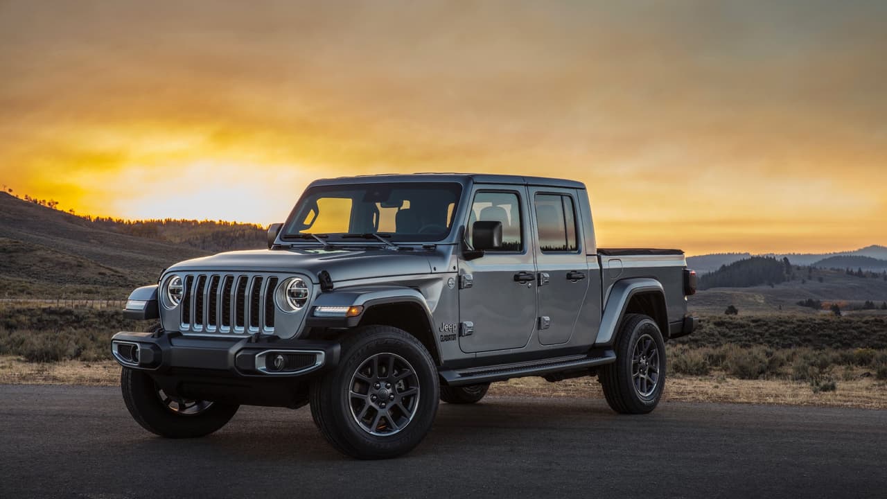 Aunque obviamente la nueva pickup mediana de Jeep comparte su mecánica básica con la actual generación de la Wrangler, recién llegada como modelo 2019, hay diferencias importantes. Por ejemplo la Gladiator es 
<b>31 pulgadas más larga</b> y su distancia entre ejes es 
<b>19.4 pulgadas más larga</b> que las de Wrangler Unlimited, la versión más larga de la línea.