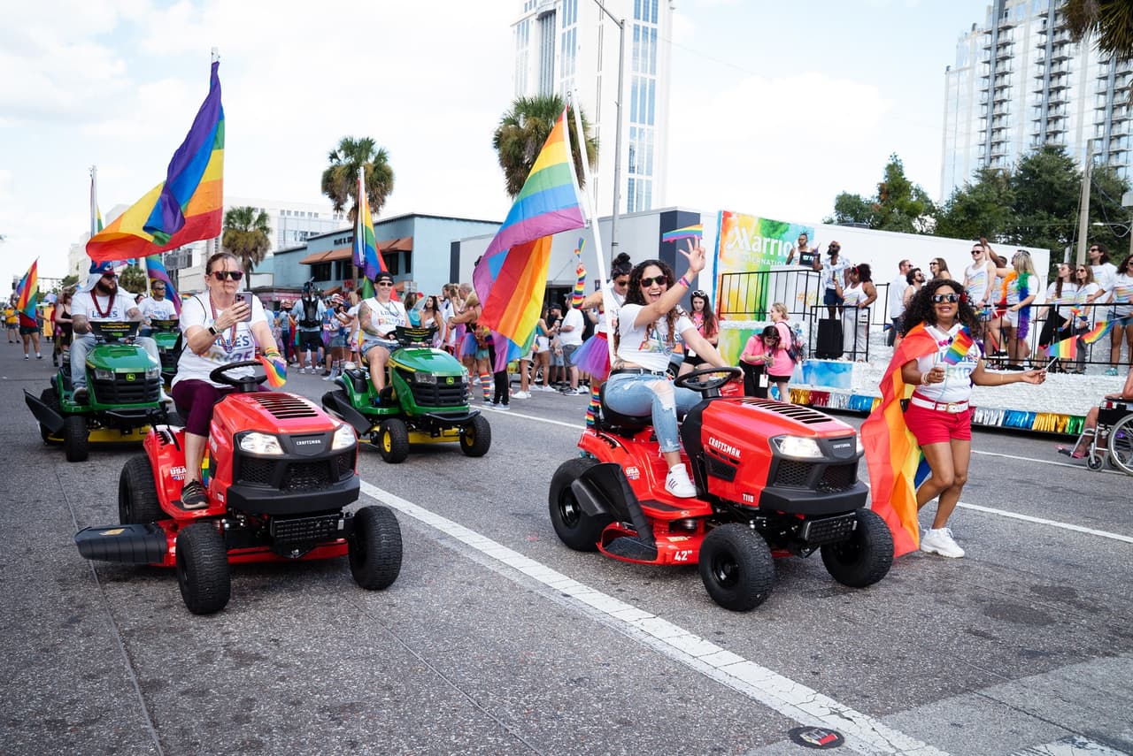 El festival y desfile "Come Out Pride Orlando" reunió el sábado 15 de octubre a miles de personas en el Parque Lake Eola que celebraron la diversidad y el Orgullo de la comunidad LGBTQ+ de Florida Central.