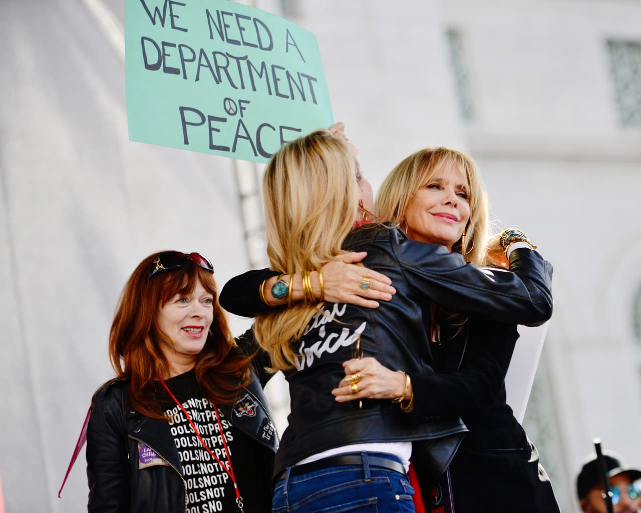 <b>1. El saludo y las relaciones interpersonales</b>
<br>El pasado 18 de enero, las actrices Frances Fischer y Rosanna Arquette saludan afectivamente a Jennifer Siebel Newsom en la cuarta versión de la marcha de mujeres en Los Ángeles. Sólo tres días después se reportó el primer caso confirmado de coronavirus en Estados Unidos y en menos de dos meses, 
<b>los abrazos y los saludos quedaron reducidos sólo a las sonrisas de media distancia.</b>