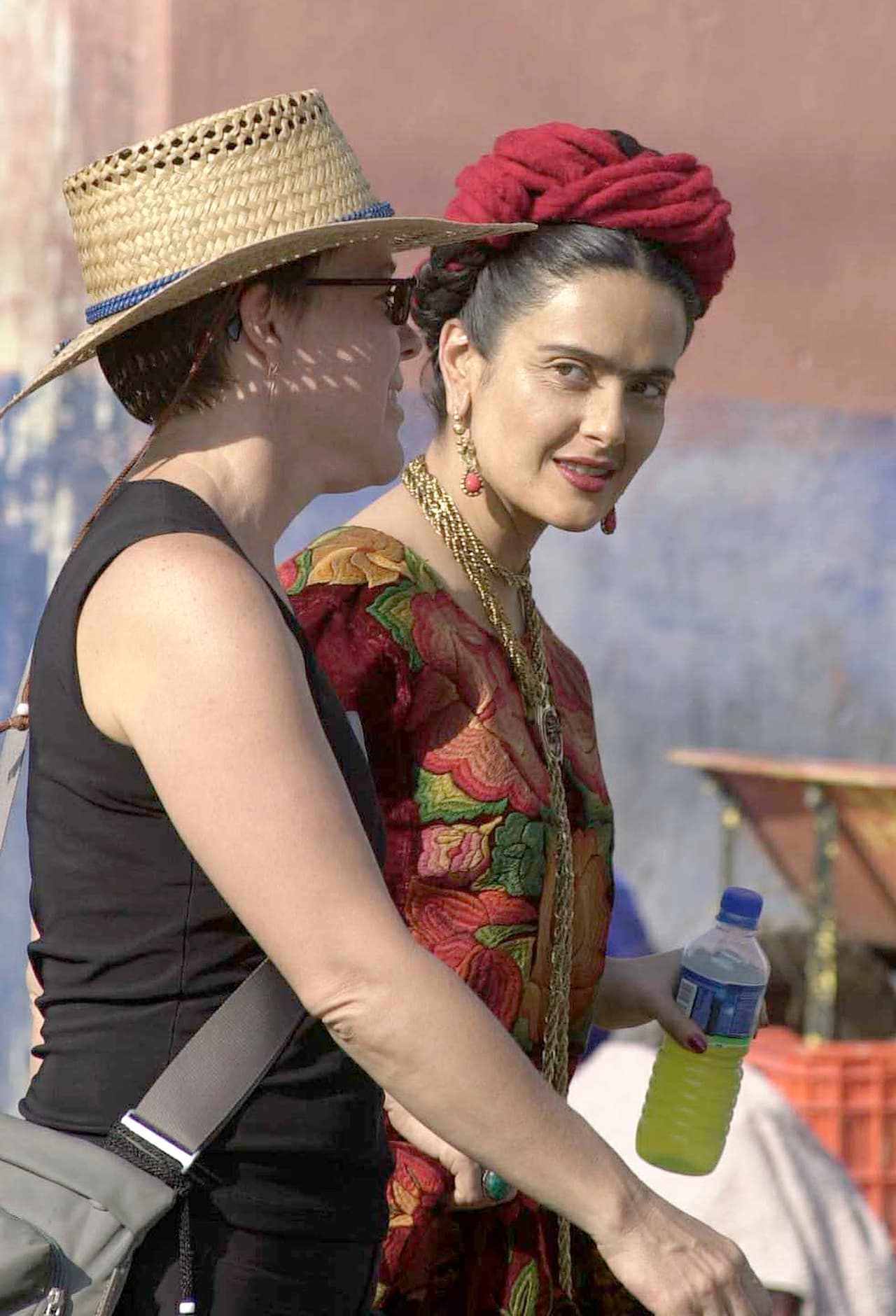 Cuando se habla de 
<b>Frida Kahlo</b>, es imposible no mencionar a la actriz que le dio vida en la pantalla grande, 
<b><a href="https://www.univision.com/temas/salma-hayek">Salma Hayek</a></b>.