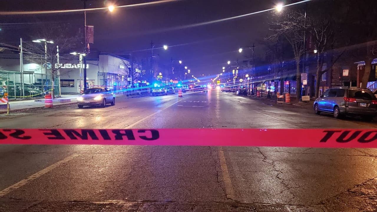 Policía herido tras tiroteo y persecución en Irving Park, se encuentra en condición seria pero estable