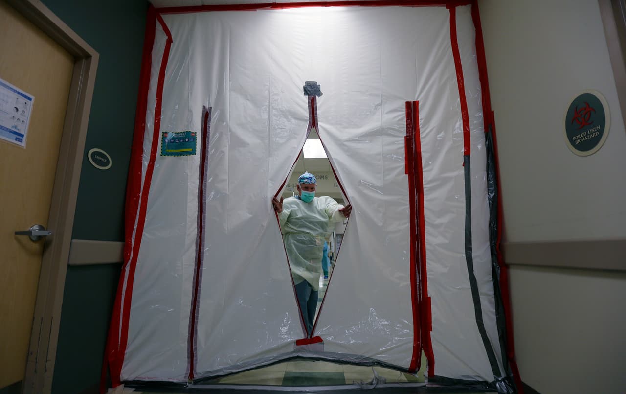 El doctor Efraim Vela pasa por una puerta improvisada para aislar una zona de mujeres embarazadas y madres recientes con covid-19 en el hospital DHR Health, en McAllen, Texas. Vela subraya las dificultades a las que se enfrenta. "[Las recomendaciones para que no haya contagios] son geniales en Hartford, Connecticut, porque todo el mundo tiene una casa de 4.000 pies cuadrados, los ingresos medios son 180.000 dólares y todo eso. Aquí es muy diferente".