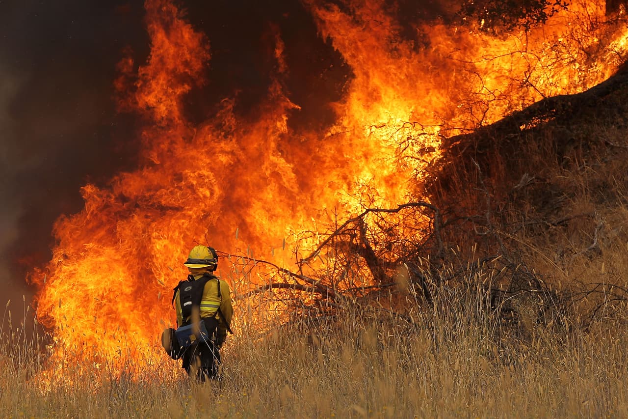 El incendio llamado Rocky, en el área de Lower Lake al norte de San Francisco, es uno de los más potentes, ya ha destruido más de 22,500 acres. De él sólo han podido contener 5%.