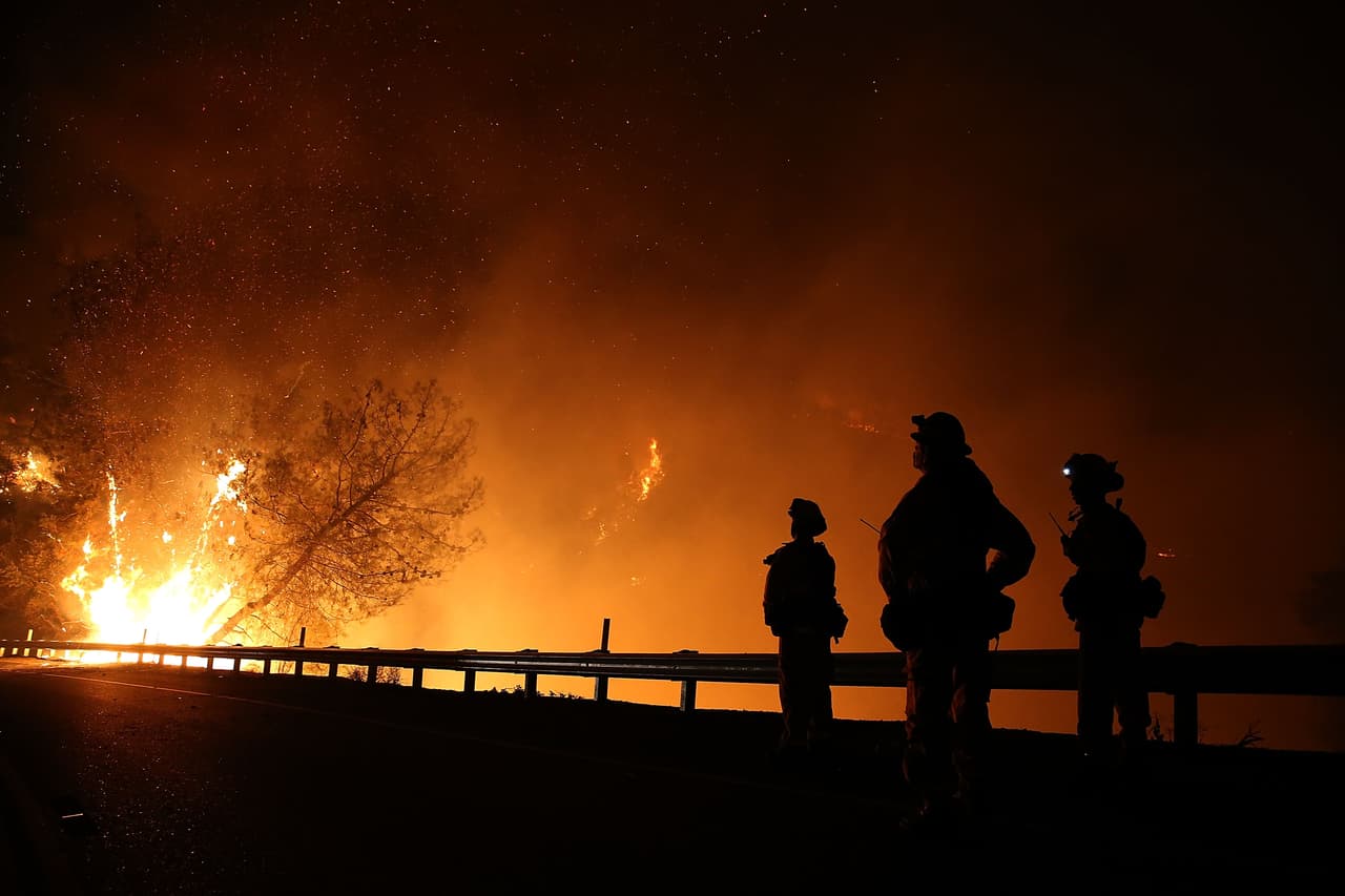 De acuerdo con autoridades, lo complejo para llegar a las zonas incendiadas, el clima caluroso y seco, y lo cambiante de los vientos han hecho más difícil el trabajo de los bomberos.