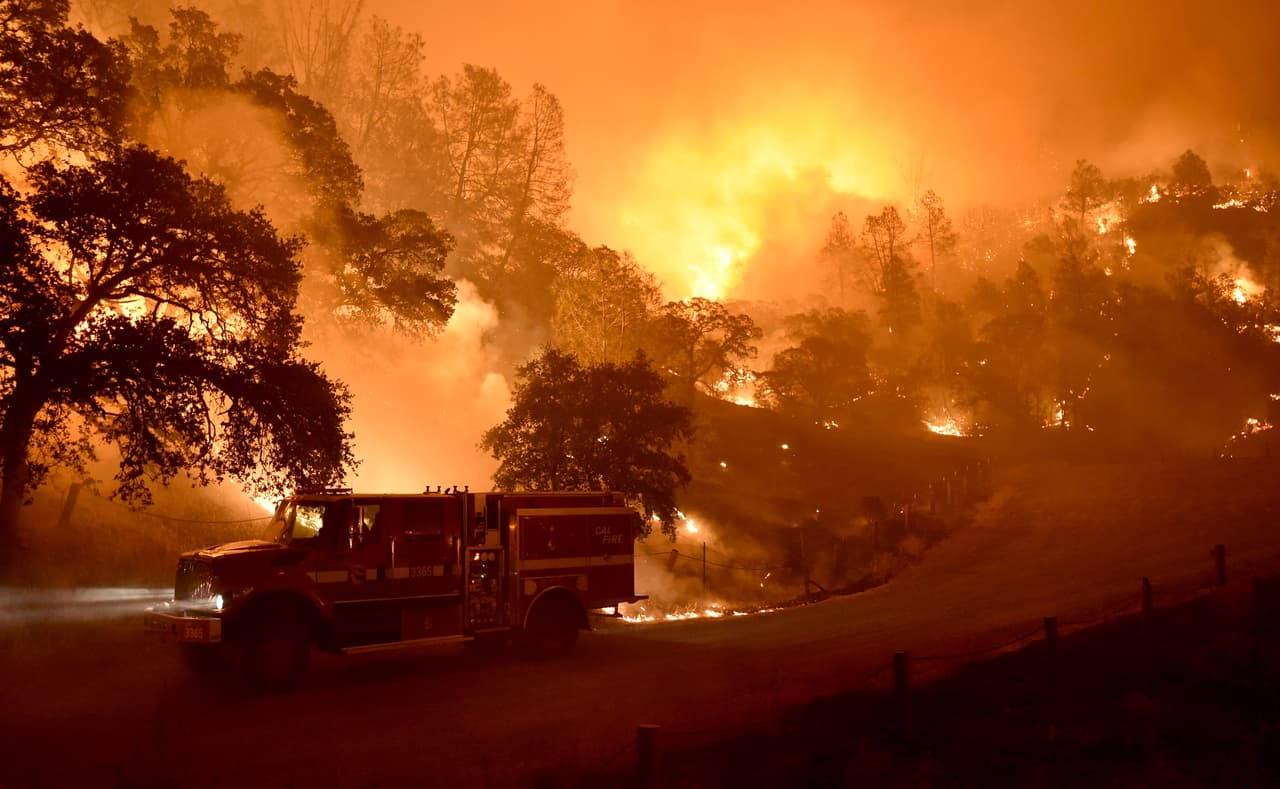 El viento, el calor y la falta de lluvia en varias de la zonas han sido los elementos clave para que el fuego se propague.