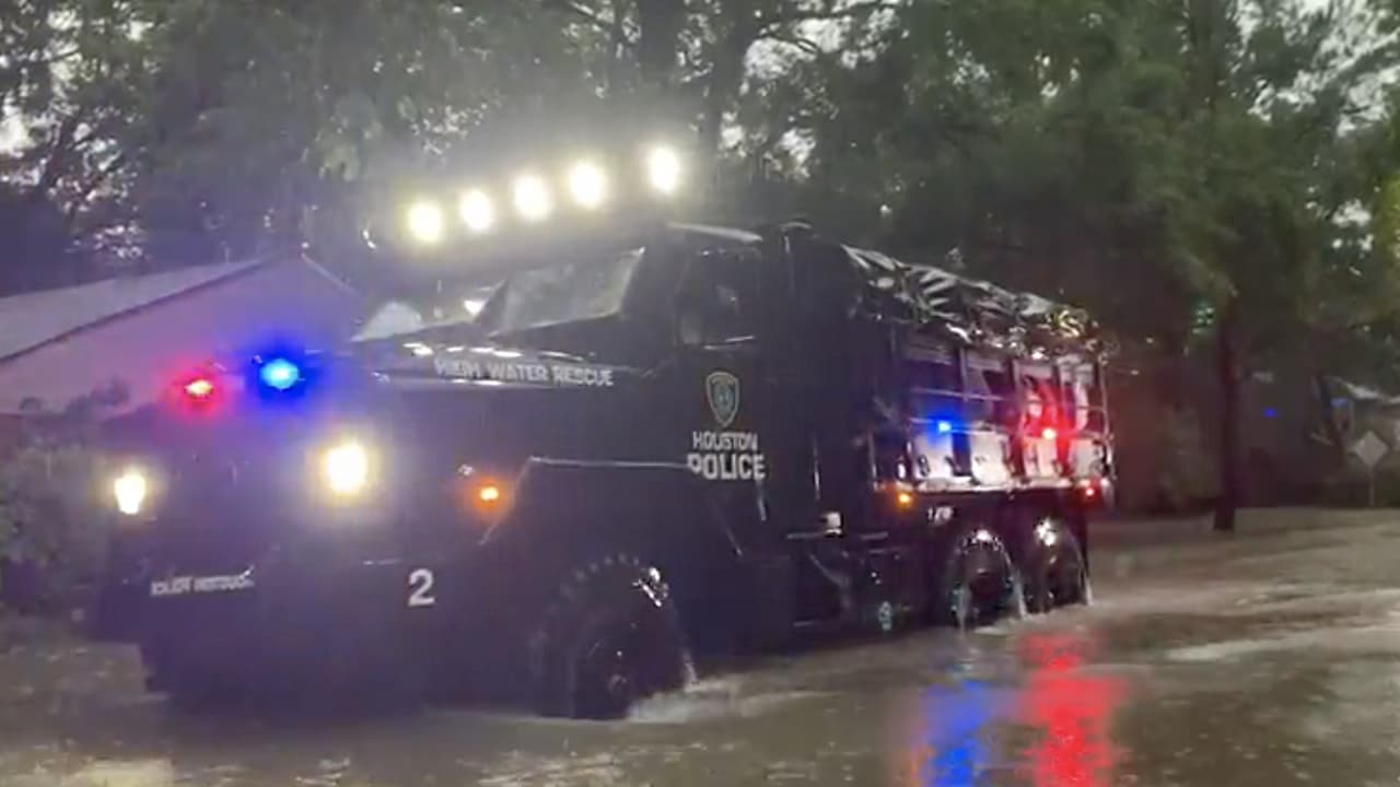 Un vehículo de la policía de Houston capacitado para transitar en calles con acumulación de agua recorre un vecindario de Kingwood, al noreste de Houston, para asistir a los residentes que necesiten ser evacuados.
