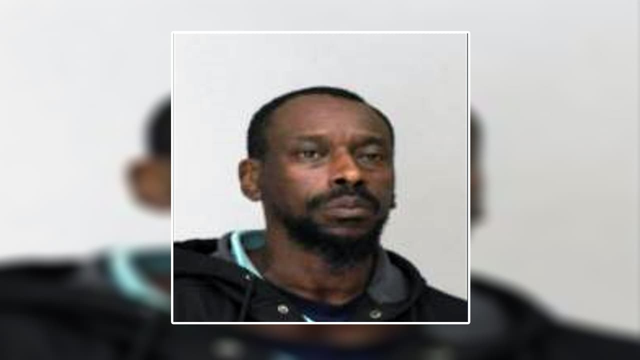 La noche del martes 29 de noviembre, Kevin Jackson entró a una tienda de Family Dollar y le disparó a un presunto ladrón, ahora se enfrenta a cargos por asesinato en Dallas, Texas.