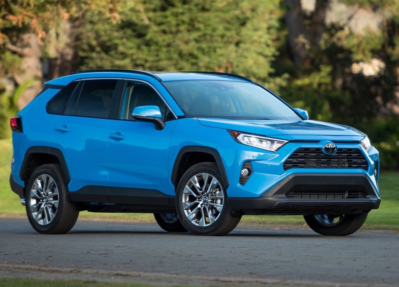 <b>Toyota</b>
<br>
<br>Aunque existen concesionarios de Toyota con sus propias ofertas, en general tienen un 0% de financiamiento durante 60 meses en el Camry 2019 y hasta $2,000 en devolución. Así también, la Toyota RAV4 2019 puede ser adquirida con un APR de 1.9%. Las ofertas de Toyota vencen el 2 de diciembre.
<br>
<br>En imagen: Toyota RAV4 2019.