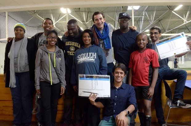 Un grupo de jóvenes que han adoptado paradas de autobuses posan en un torneo local de fútbol.