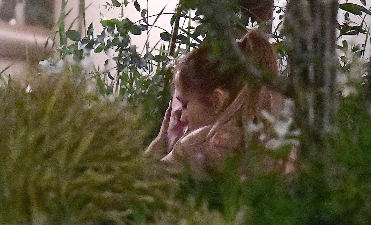 De acuerdo con el medio, Ben Affleck dejó pronto de llorar y al salir del lugar dio un paseo junto a JLo.
<br>