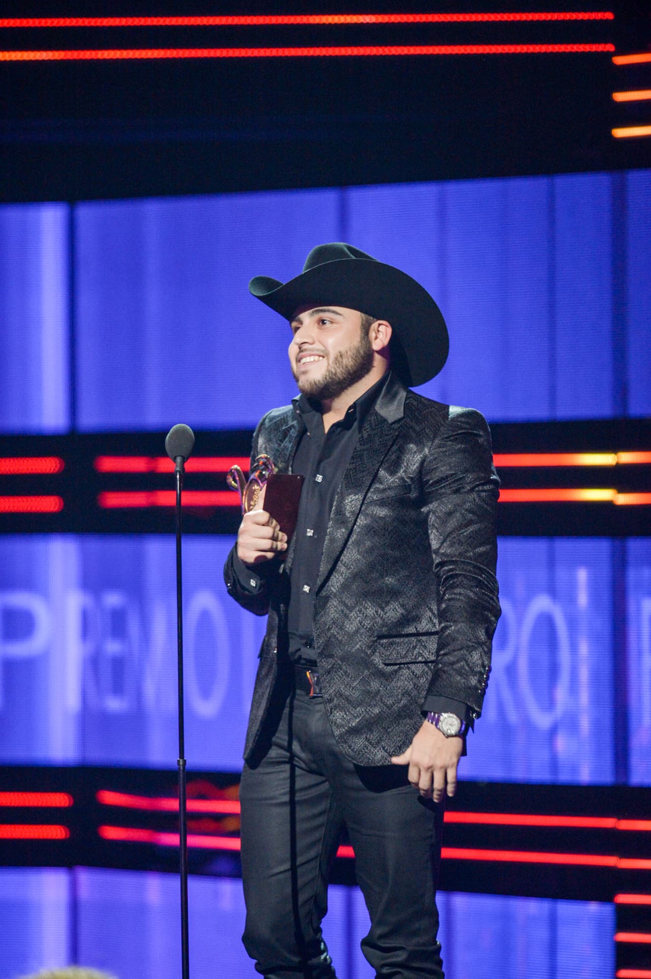 El turno llegó para Gerardo Ortiz, quien recibió el Premio Lo Nuestro al Álbum del Año en la categoría Regional Mexicano.