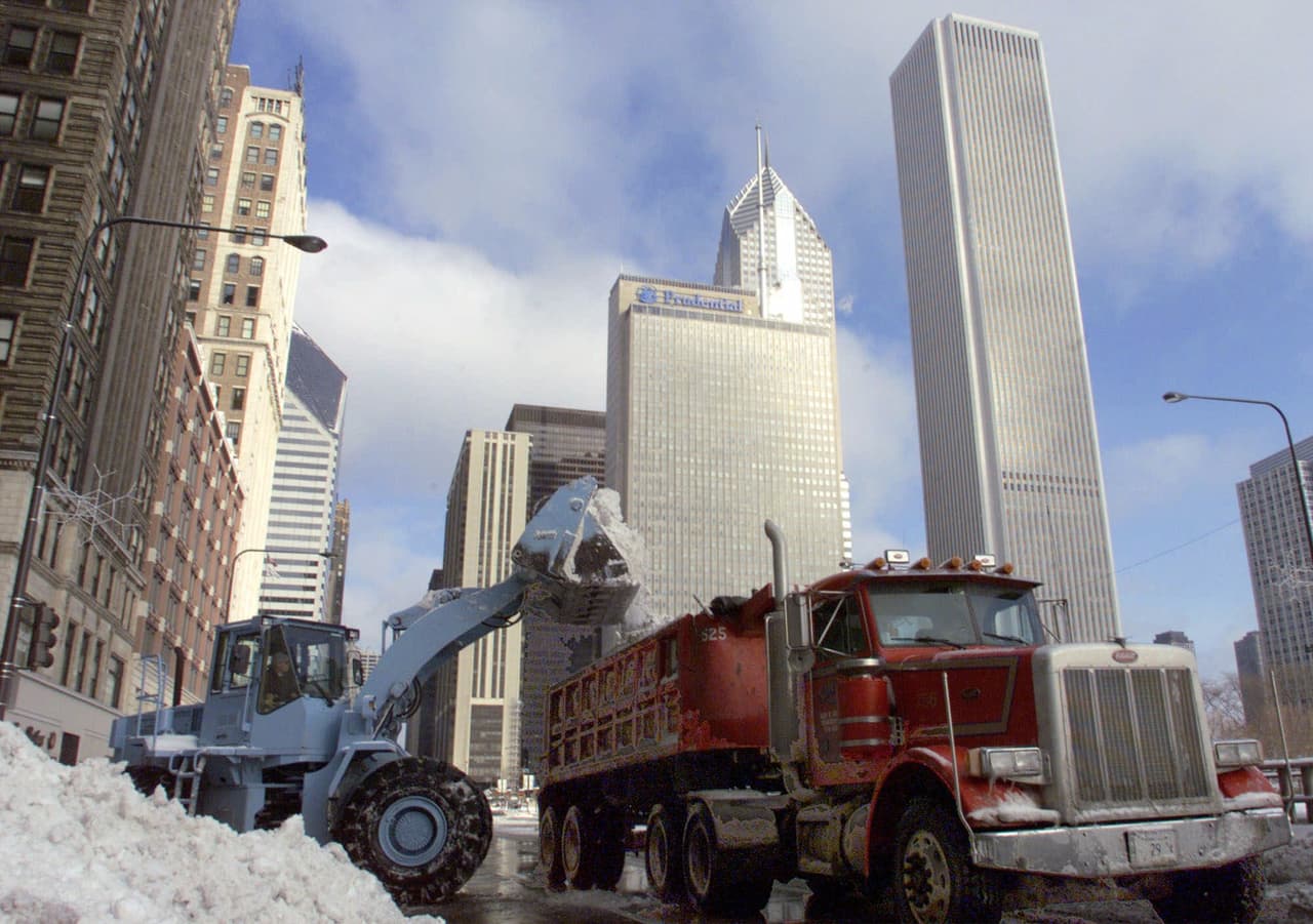 2) La nevada de Chicago que terminó el 3 de enero de 1999 dejó 21.6 pulgadas de nieve, 54.8 centímetros de nieve.