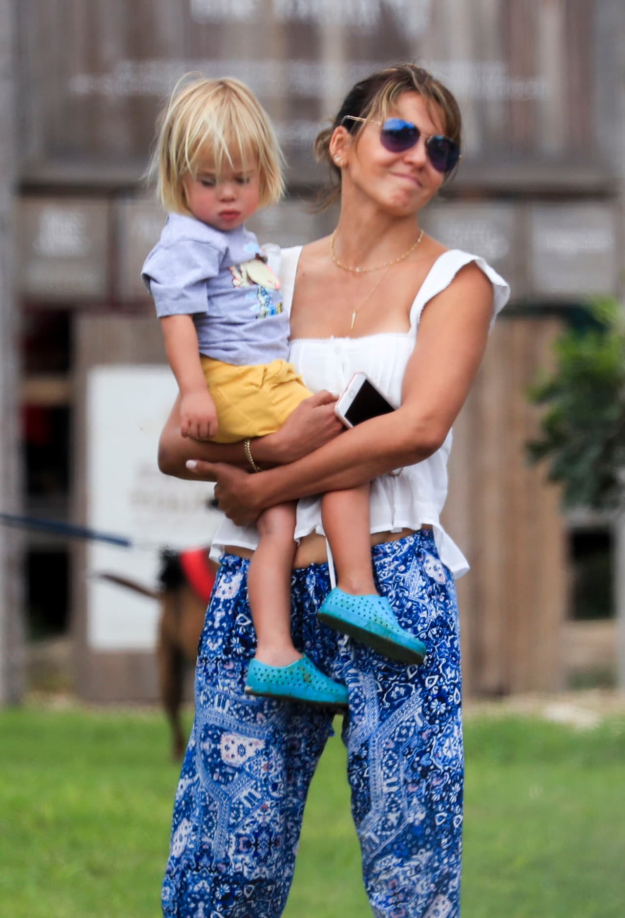 Chris Hemsworth y Matt Damon disfrutan de las playas de Australia con sus respectivas familias.