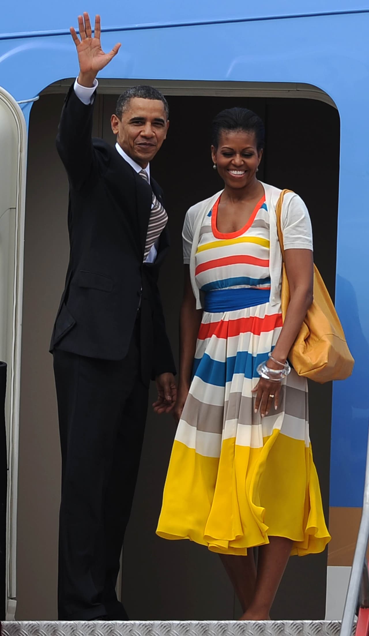 El arribo de Michelle Obama en 2011 a Brasil estuvo protagonizado por su vestido, uno de rayas gruesas y colores vibrantes que se agotó en cuestión de horas en la tienda online de Marc Jacobs una vez la primera dama fue capturada en las fotos usándolo.