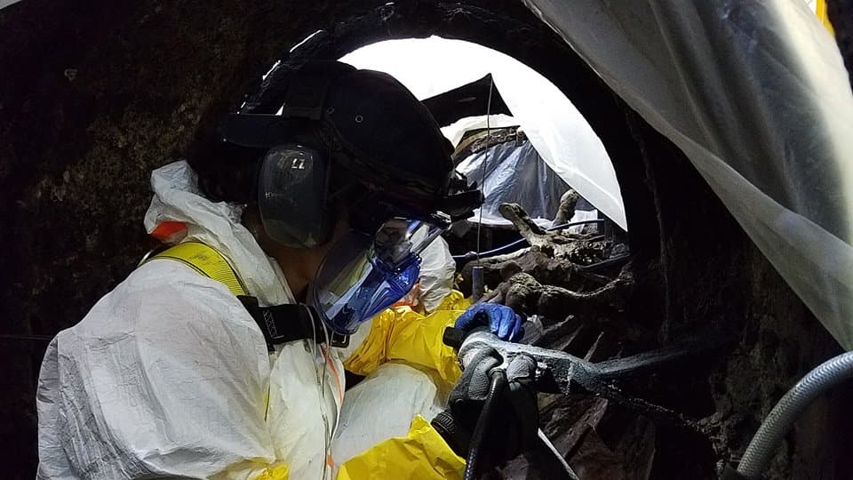 Trabajando dentro del pequeñísimo casco de unos 4 pies de altura, los científicos intentan romper los sedimentos que se aferraron a la nave tras más de 130 años de haber estado hundido en el mar. El Hunley se debe cubrir pulgada a pulgada con plástico para protegerlo de la sequedad del exterior. Antes de entrar en el tanque, el equipo debe ponerse trajes protectores para el cuerpo, gafas y respiradores que los resguarden de los químicos.