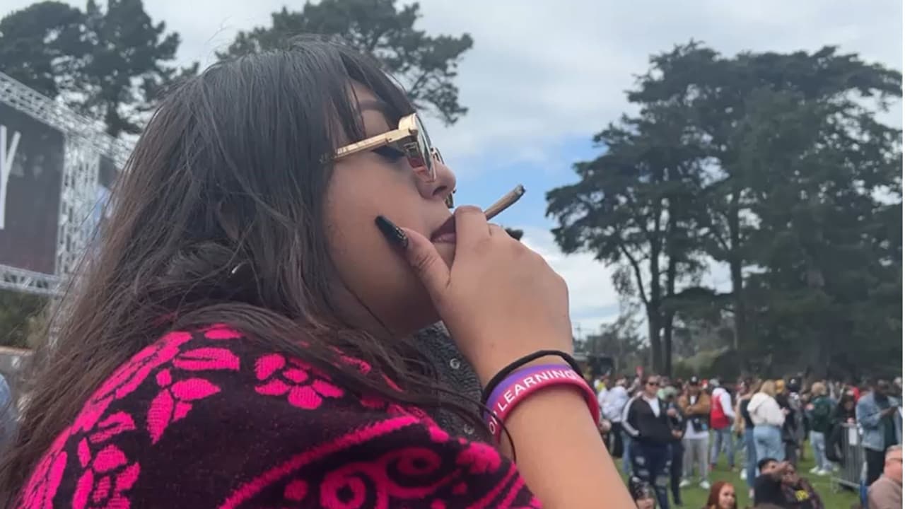 Los organizadores estiman que en al festival acudieron unas 10,000 personas, muchas de las cuales consumieron marihuana en el lugar.
<br>