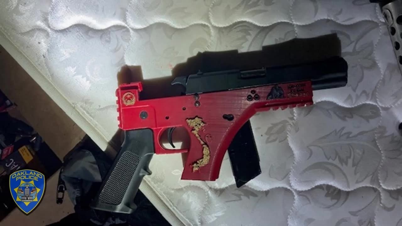 Cuando los oficiales investigaban observaron a un individuo que llevaba un chaleco antibalas mientras salía de una residencia.
<br>
<br>