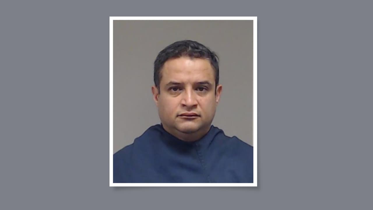 Arrestan a un profesor de una escuela primaria en Texas acusado de distribuir pornografía infantil