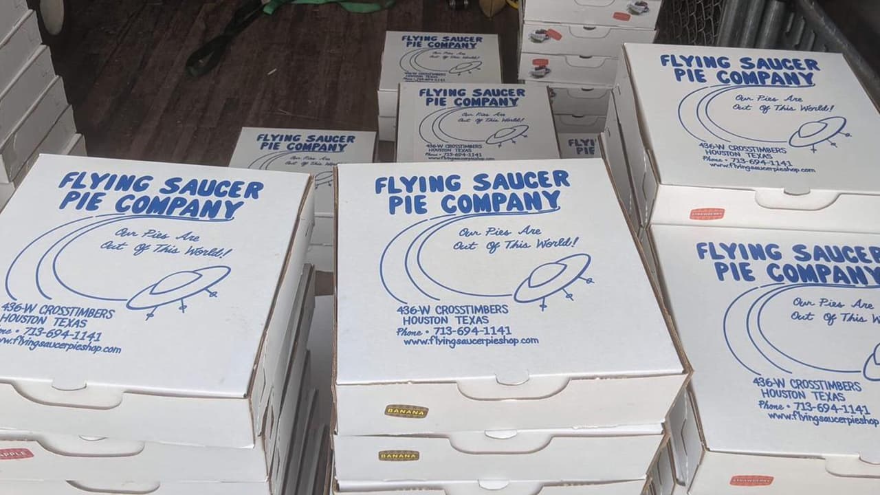 Su hijo y él hicieron fila por varias horas y adquirió 150 pies de diferentes sabores.