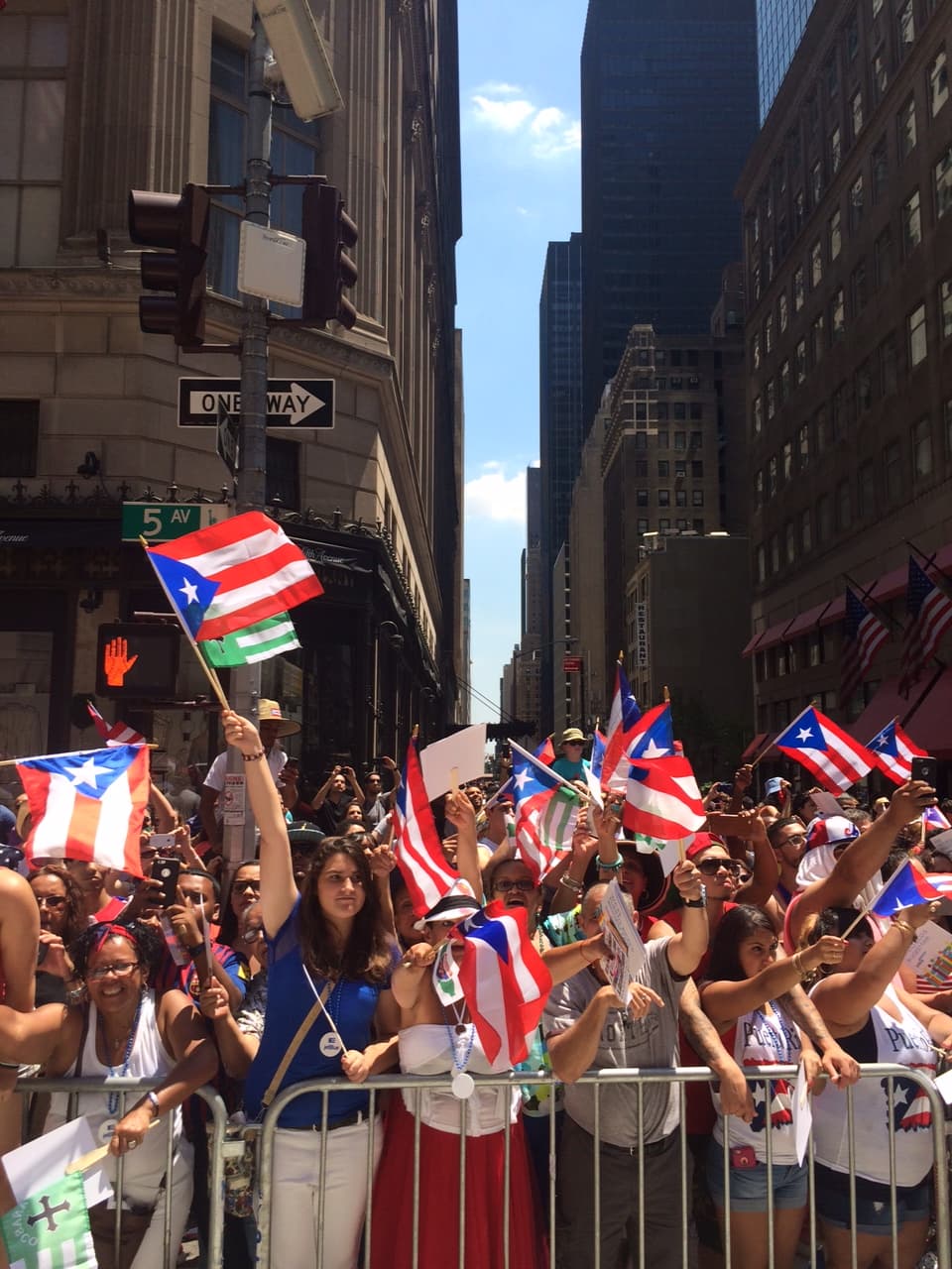 El equipo de Univision 41 se trasladó a la Quinta Avenida para formar parte de la edición 58 del Desfile Nacional Puertorriqueño en Nueva York, al cual también asistió el Gobernador de Puerto Rico Alejandro García Padilla. Un evento que sin duda ha puesto a gozar a los boricuas que se encuentran fuera de la isla.