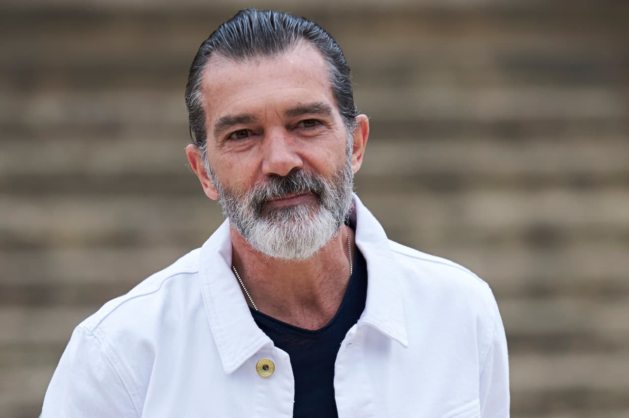 Antonio Banderas posa para la prensa antes de recibir el premio Biznaga de Oro Honorífica en el último día del Festival de Cine de Málaga, el sábado 25 de marzo.