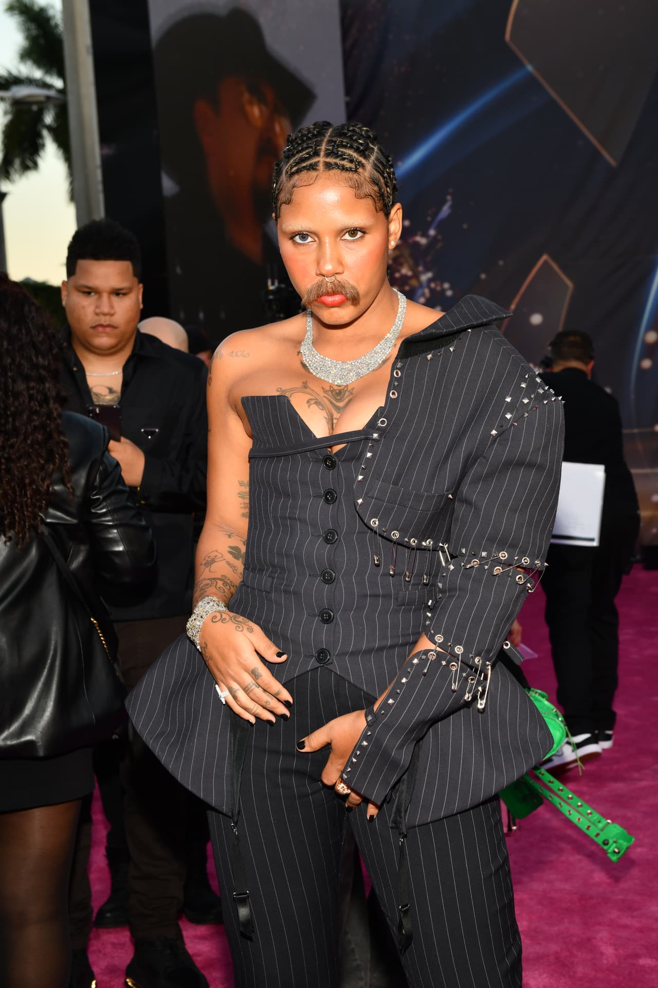 Tokischa en la alfombra magenta