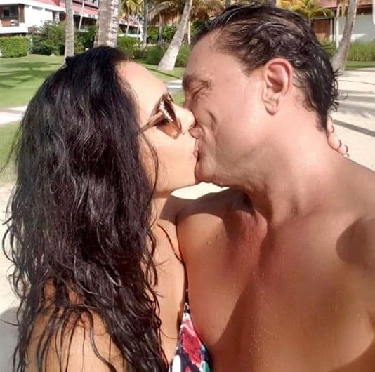 Fue con esta imagen publicada en su perfil de Instagram donde el actor de 58 años de edad se dejó ver con su nueva pareja. Al pie de la misma se puede leer: "Hermosa mía, en la semana del amor, permíteme decirte que te amo".