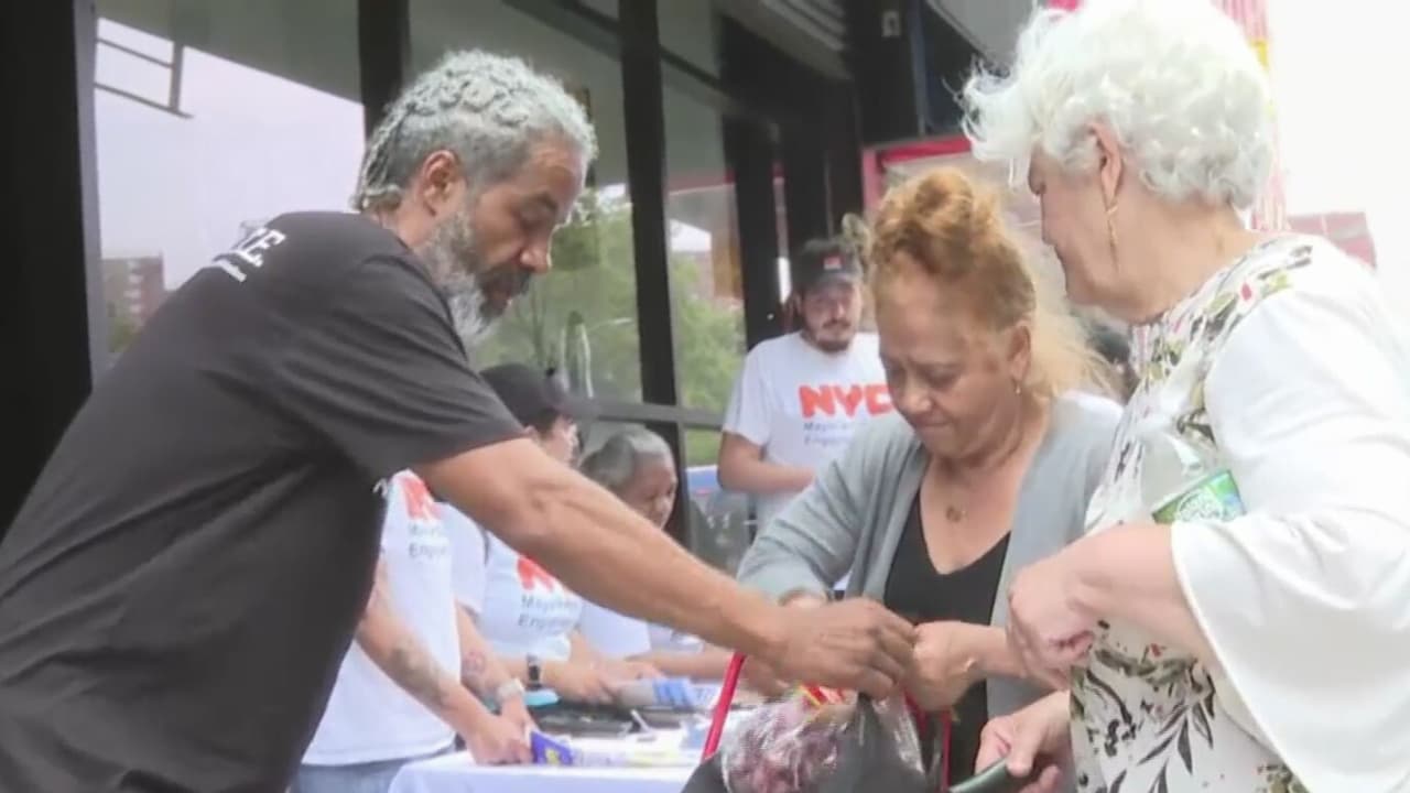 Organización Pa'lante ayuda a personas que necesitan comida o despensa gratuita en Harlem