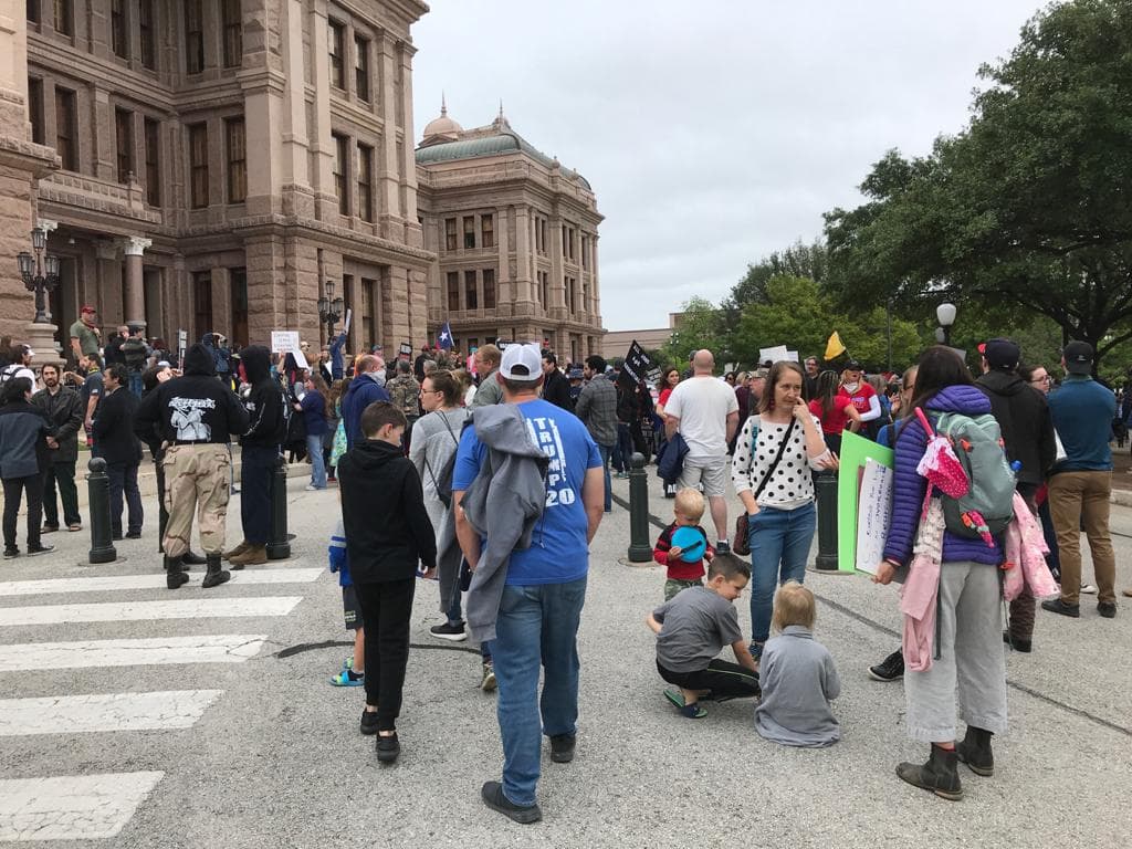 <a href="https://www.univision.com/local/austin-kakw/todos-los-residentes-de-austin-deben-utilizar-mascarillas-al-salir-de-sus-residencias">Muchas de las personas en el lugar no llevaban mascarillas</a>, pese al mandato en Austin de que todos los residentes deben ponerse cubrebocas en público, y entre los asistentes habían familias con niños.