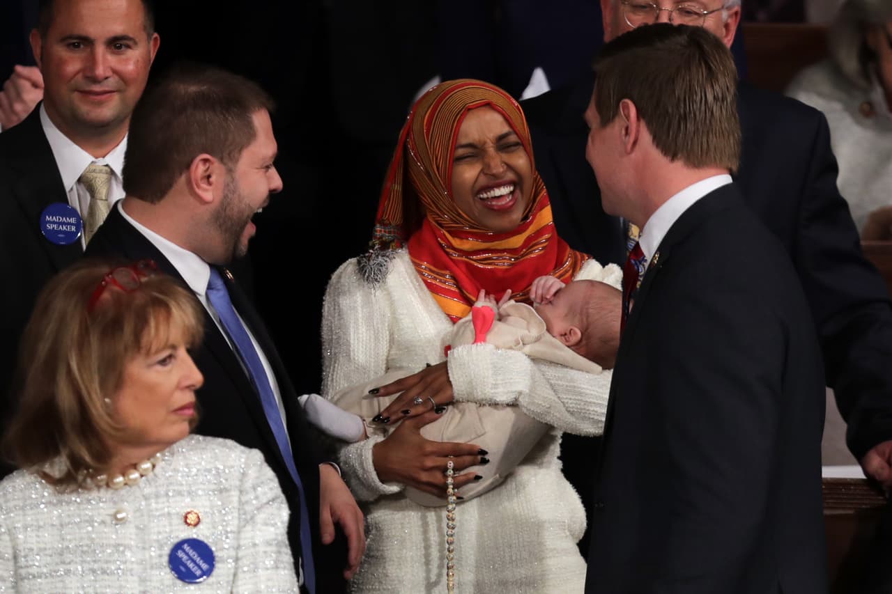 La demócrata Ilhan Omar, una de las primeras representantes musulmanas en la historia de EEUU también cargó al bebé de su colega de Eric Swalwell. Junto a ellos Rubén Gallego, representante demócrata por Nuevo México.