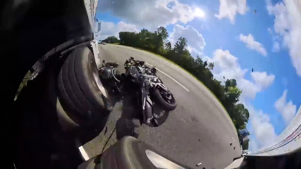 Mientras eso el primer camión, de 18 ruedas, aparece y lo golpea enviándolo hasta una zanja. “Afortunadamente salí con vida y no perdí ninguna extremidad”, dice Street Demon PC, un motociclista de la ciudad de Panamá que tiene decenas de videos en su canal de YouTube, en uno de ellos recorre 18 millas en 7 minutos, en la oscuridad.