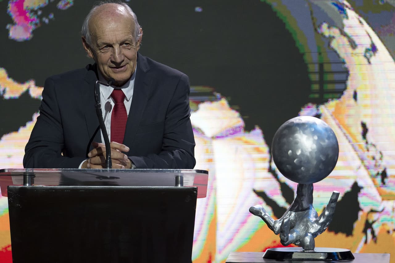 El técnico uruguayo Héctor Hugo Eugui llegó al estrado para enaltecer a una de las figuras que dieron pie al 'Maracanazo': Juan Alberto Schiaffino.