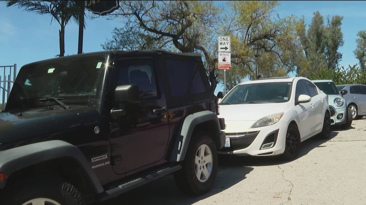 Autos están siendo blanco del robo de llantas y vandalismo en una zona de Hollywood