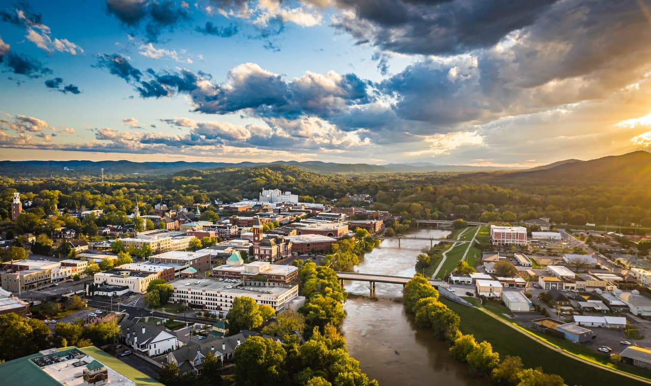 <b>Rome</b>. Situada en el noroeste de Georgia, en las estribaciones de los montes Apalaches, la historia y la ubicación de Roma en la convergencia de tres ríos la convierten en un lugar fascinante para explorar durante la temporada. Podrás recorrer el campus universitario más grande del mundo en Berry College y admirar el hermoso paisaje y los edificios históricos, así como explorar las tiendas y los restaurantes del centro, entre otras atracciones.
<br>
<br>
<b><a href="https://goo.gl/maps/3KNYPq6EXtutqzdMA">Cómo llegar</a></b>