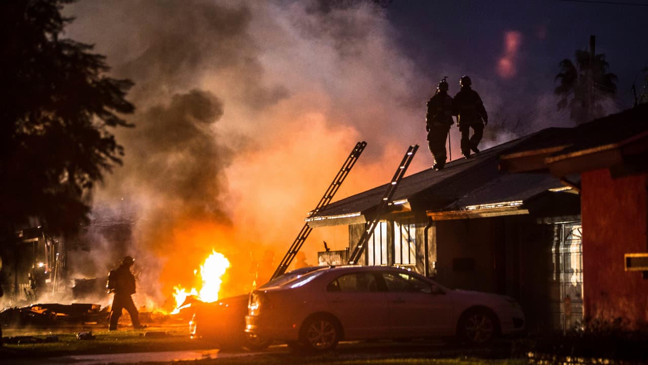 Mueren 3 personas al estrellarse una avioneta contra 2 casas en el sur de California