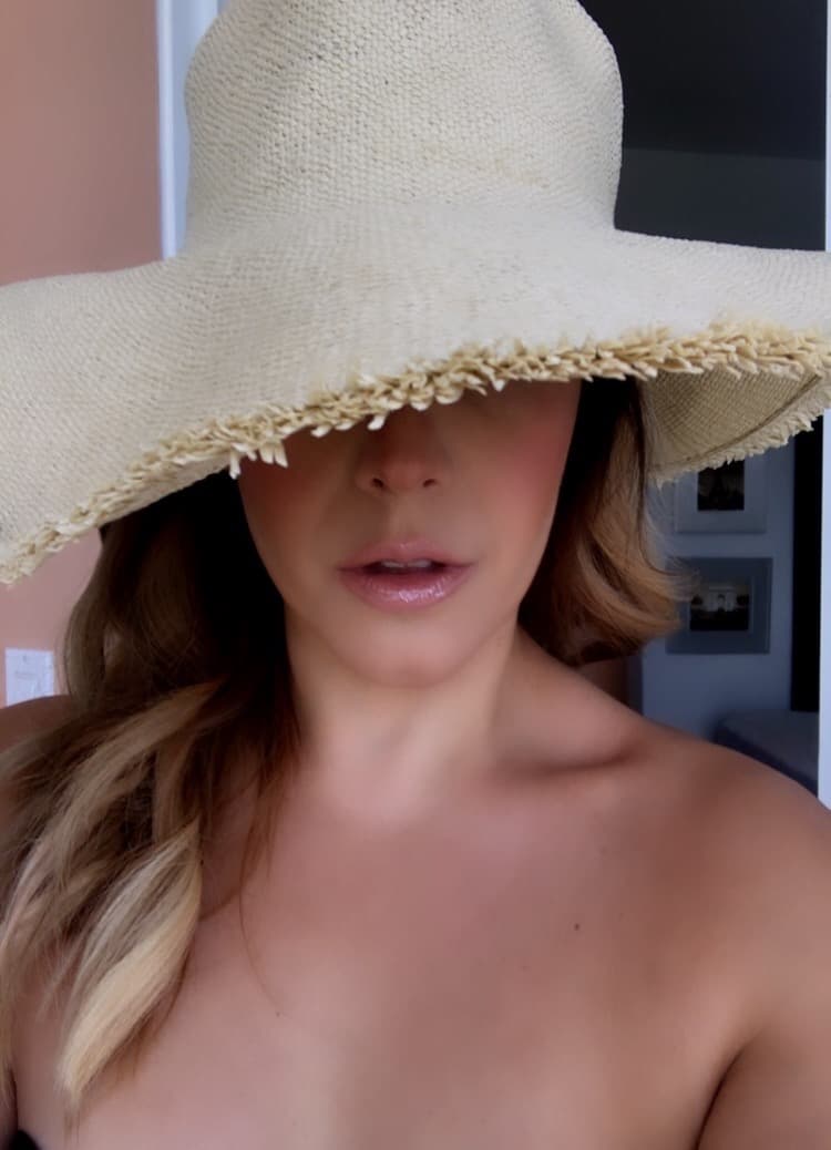 Los sombreros no pueden faltar en un día de bronceado.