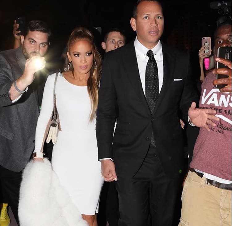 Con el glamour que le caracteriza, JLo llegó de la mano de Alex Rodríguez, para disfrutar en vivo de una de las peleas más esperadas del año.