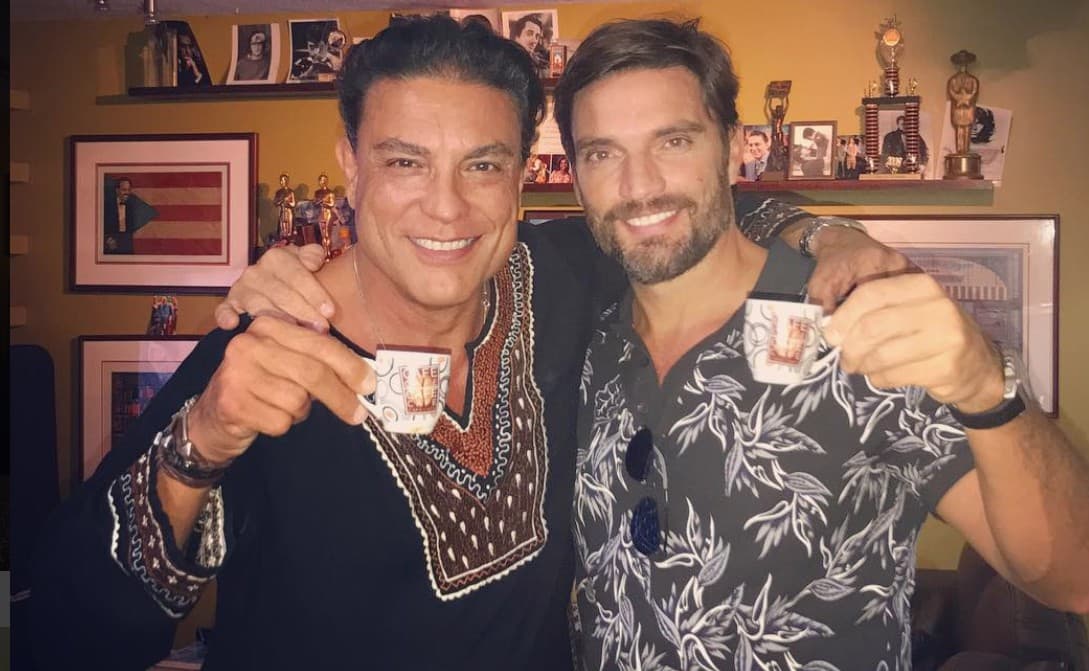 Tacita en mano, los actores Osvaldo Ríos y Julián Gil celebran su amistad.