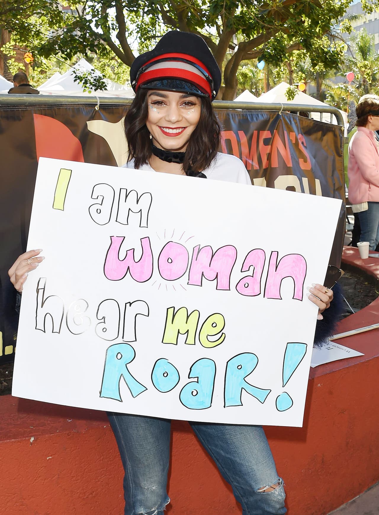 Vanessa Hudgens con un letrero de: "Soy mujer, escúchame rugir"