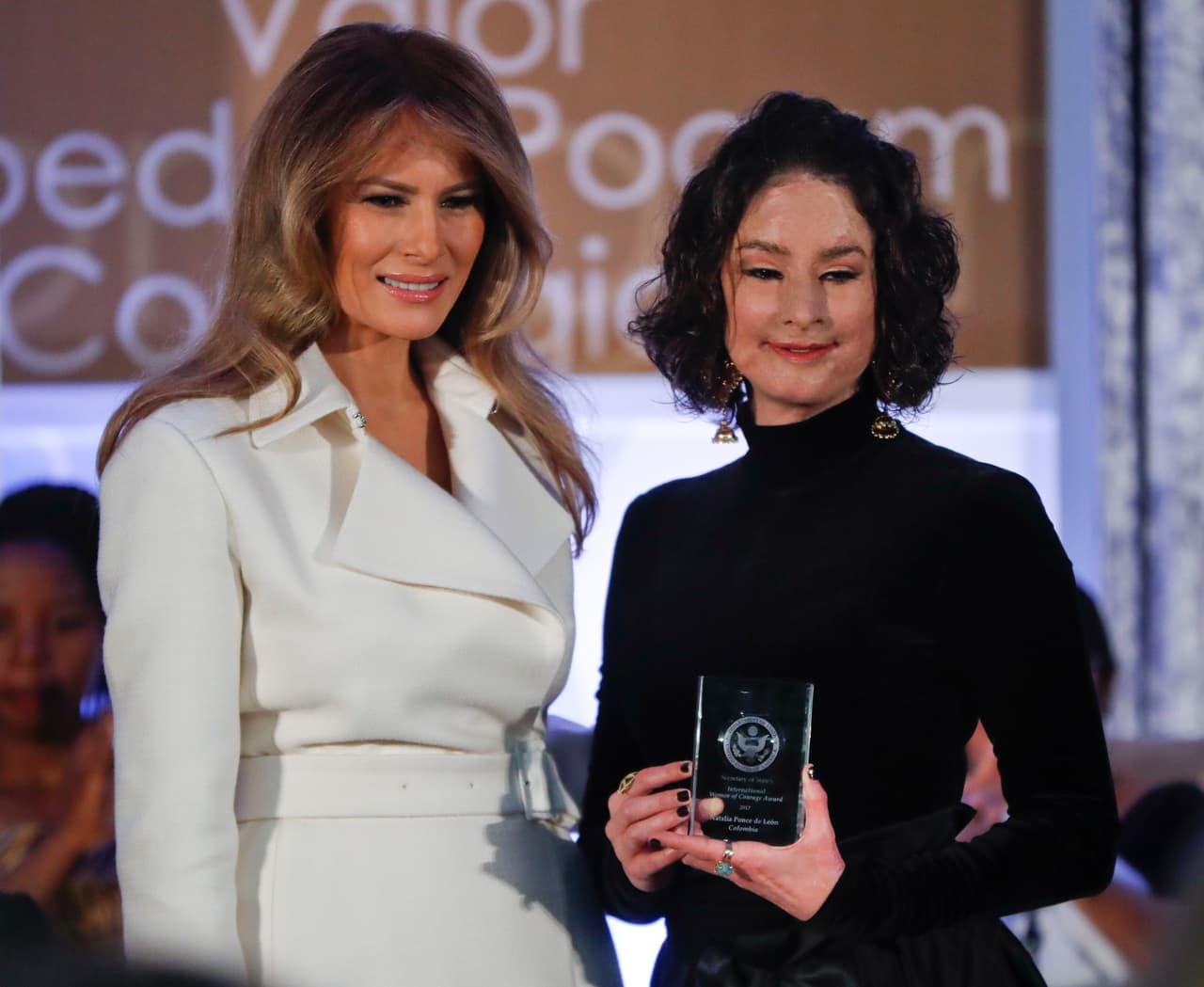 La primera dama, Melania Trump, y la colombiana Natalia Ponce de León recibiendo el 'International Women of Courage' 2017 por su lucha en pro de las mujeres que han sido atacadas con ácido.
