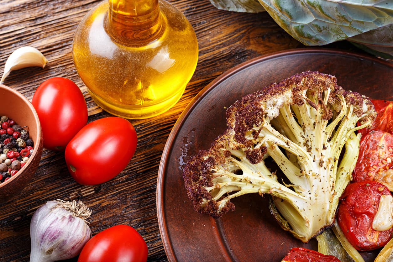 Rostizar los vegetales con un poco aceite de oliva es una alternativa para disfrutar de ellos de forma saludable.